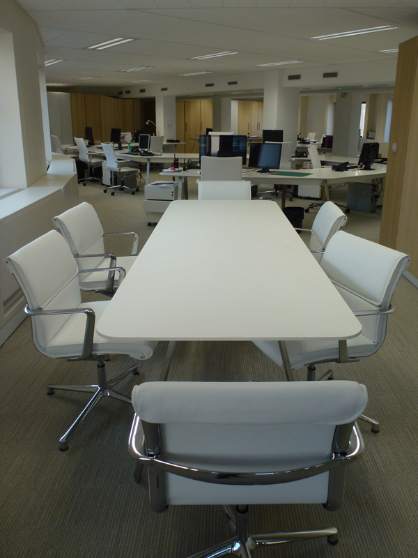 Table de réunion annexe en V-korr Creative Surface
