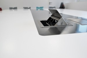 Module de connectique intégré dans la table en Solid Surface V-korr