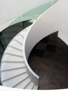 Escalier en Solid Surface hélicoïdal