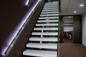 Escalier rétroéclairé avec marches en Solid Surface