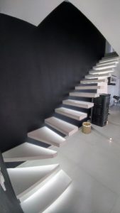 Escalier suspendu en Solid Surface (identique à Corian)