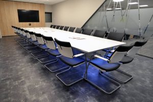 Table de réunion connectée en Solid Surface V-korr